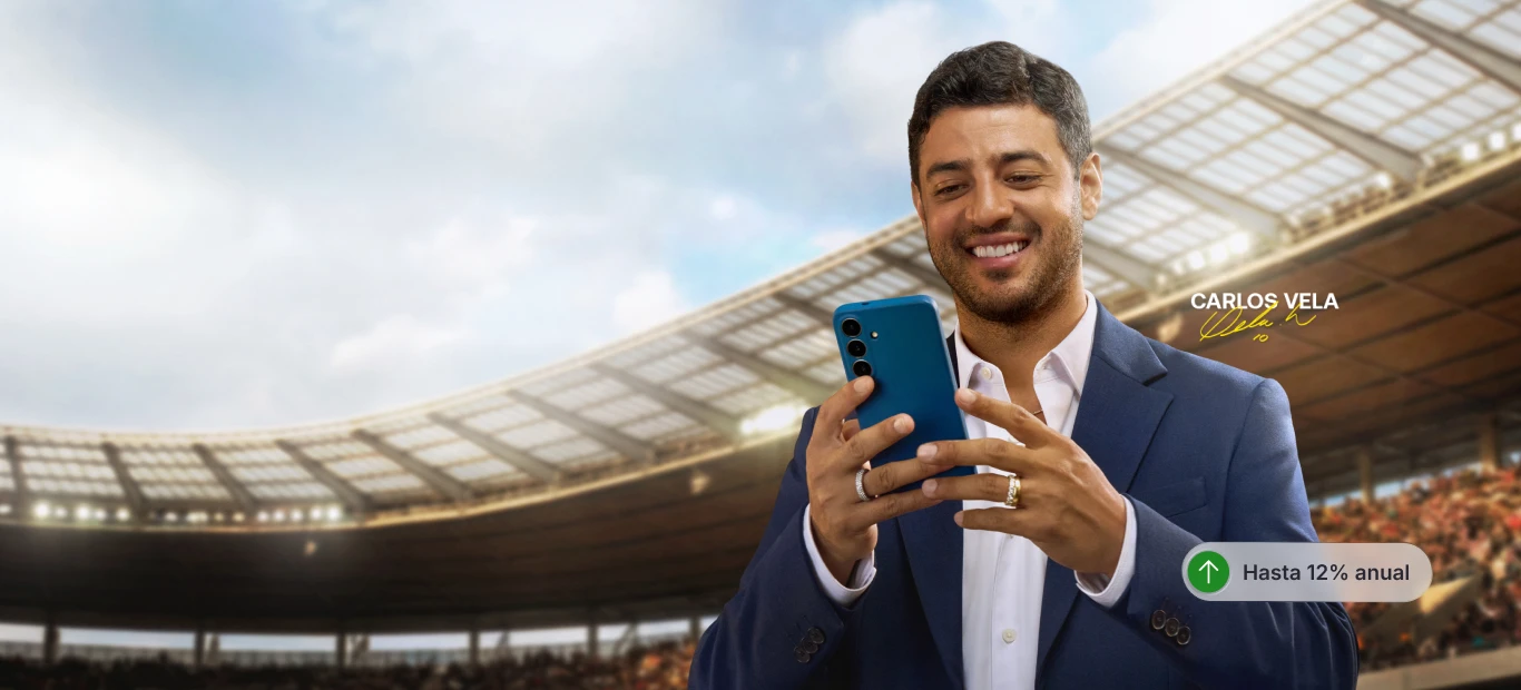 Carlos Vela usa Mercado Pago en su celular para ver sus rendimientos.