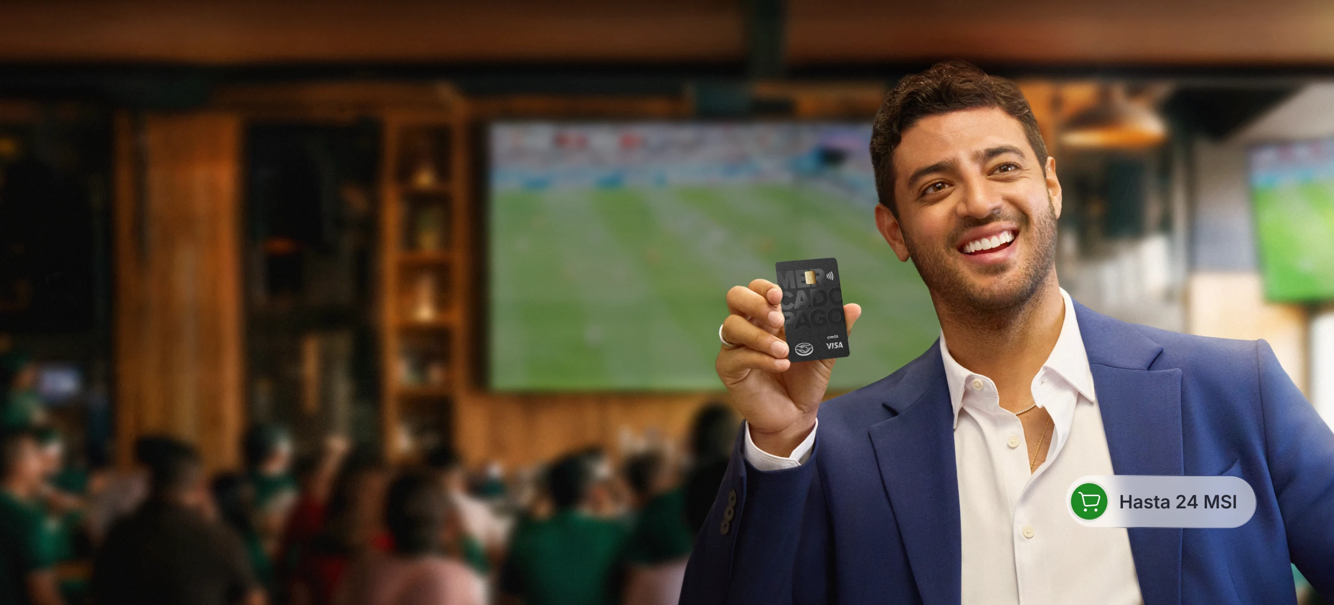 Carlos Vela mostrando la Tarjeta de Crédito Mercado Pago.