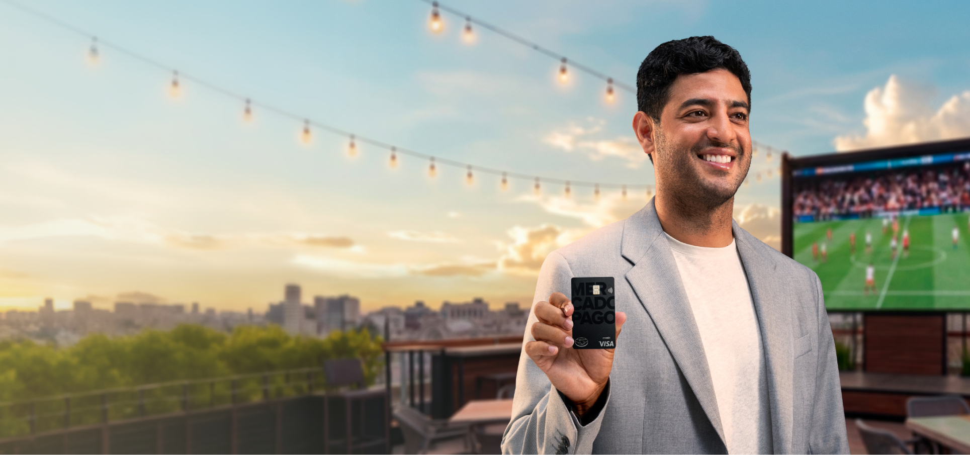 Persona usando Mercado Pago para obtener cashback en sus compras.