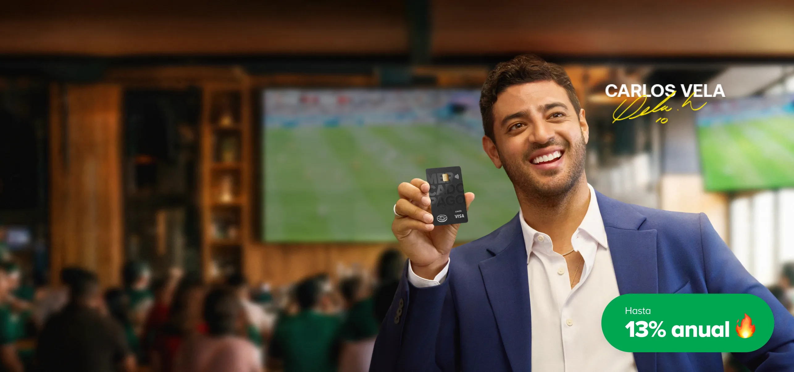 Carlos Vela mostrando la Tarjeta de Crédito Mercado Pago.