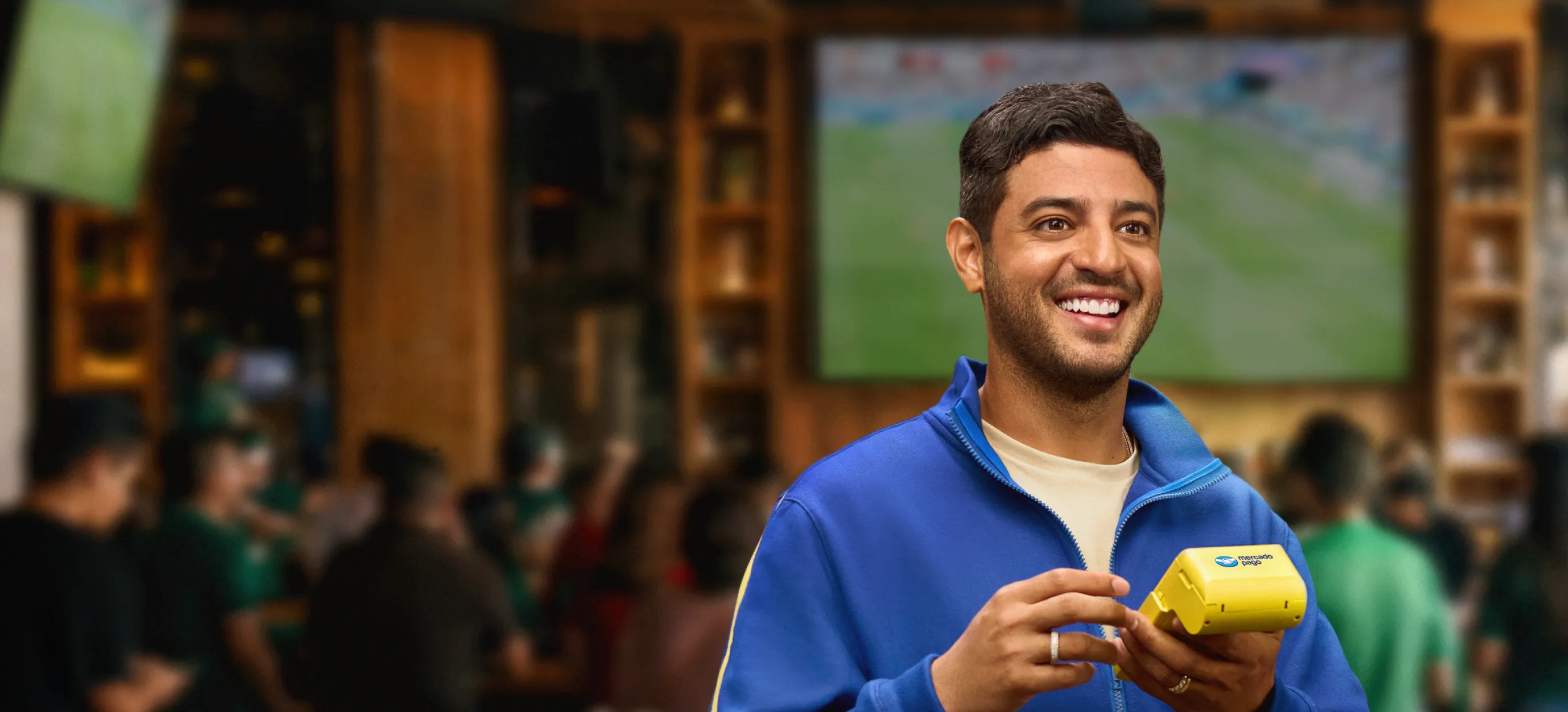 Carlos Vela usando la terminal de tarjetas Point.