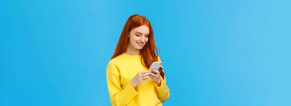 Mulher feliz usando celular