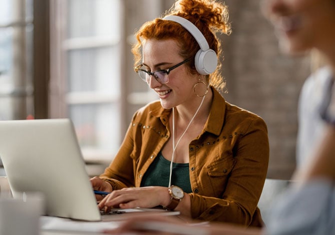 Músicas para ouvir no trabalho: playlists para manter foco e produtividade