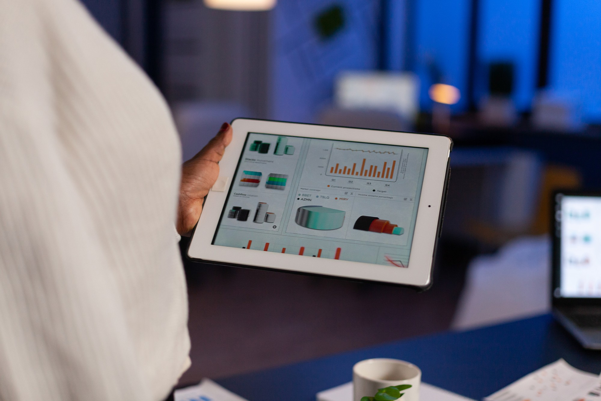 Pessoa analisando relatório de vendas em tablet digital