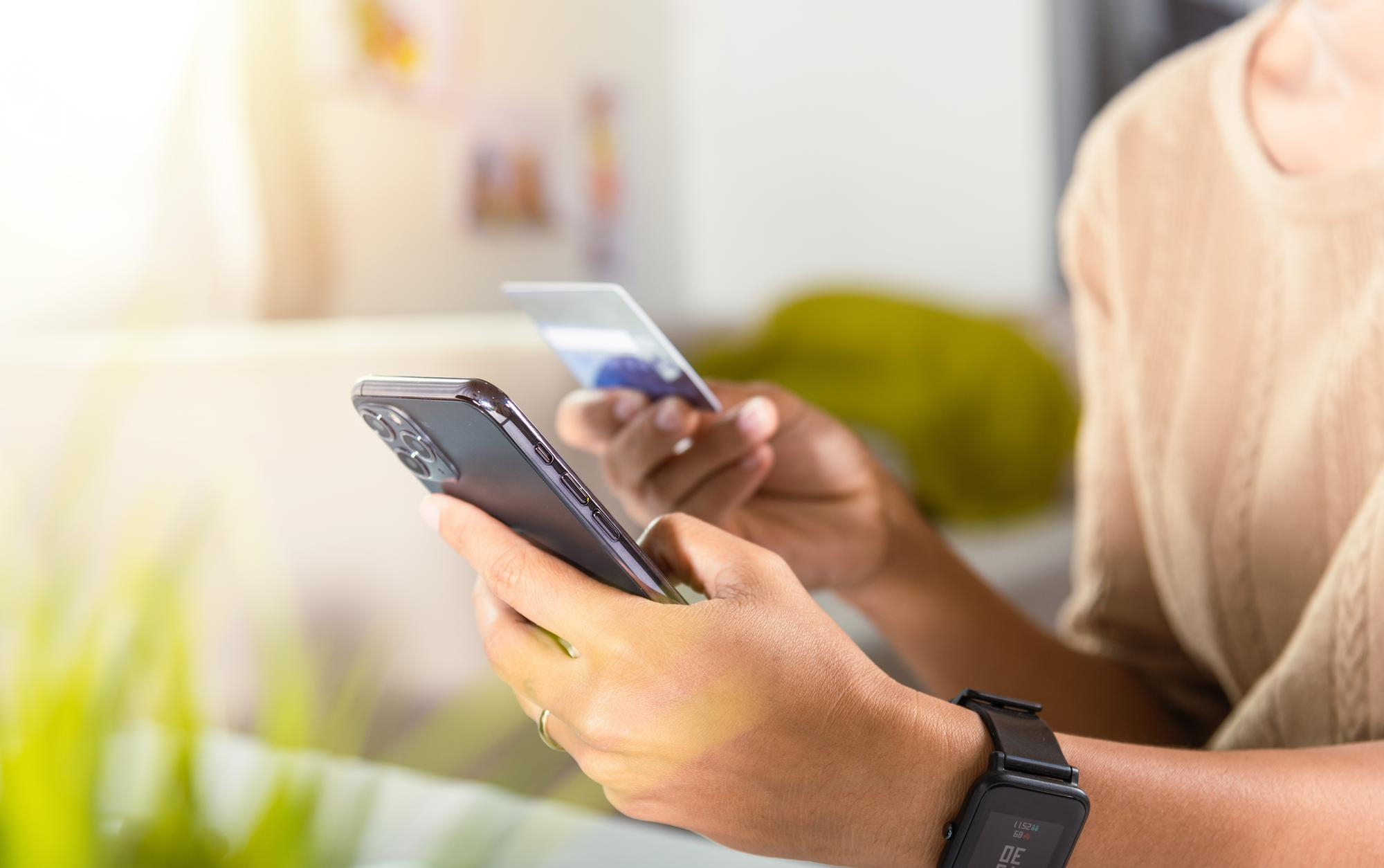 Pessoa usando Point Tap Mercado Pago para pagamento por aproximação no celular