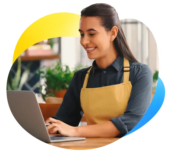Una persona realiza una venta desde su notebook usando Mercado Pago.
