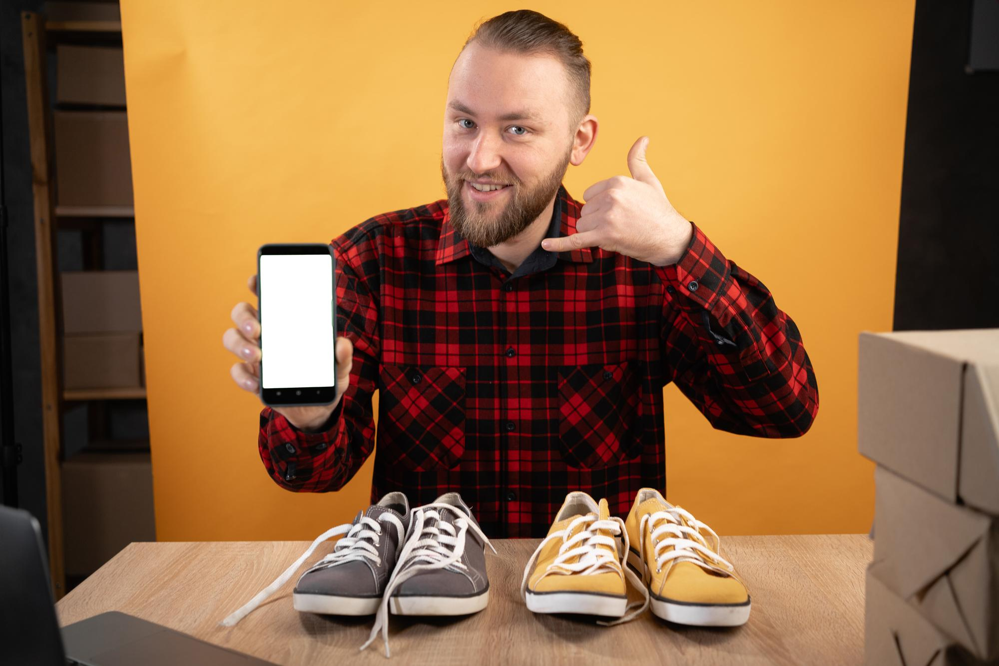 Vendedor mostrando celular para recuperar cliente no WhatsApp