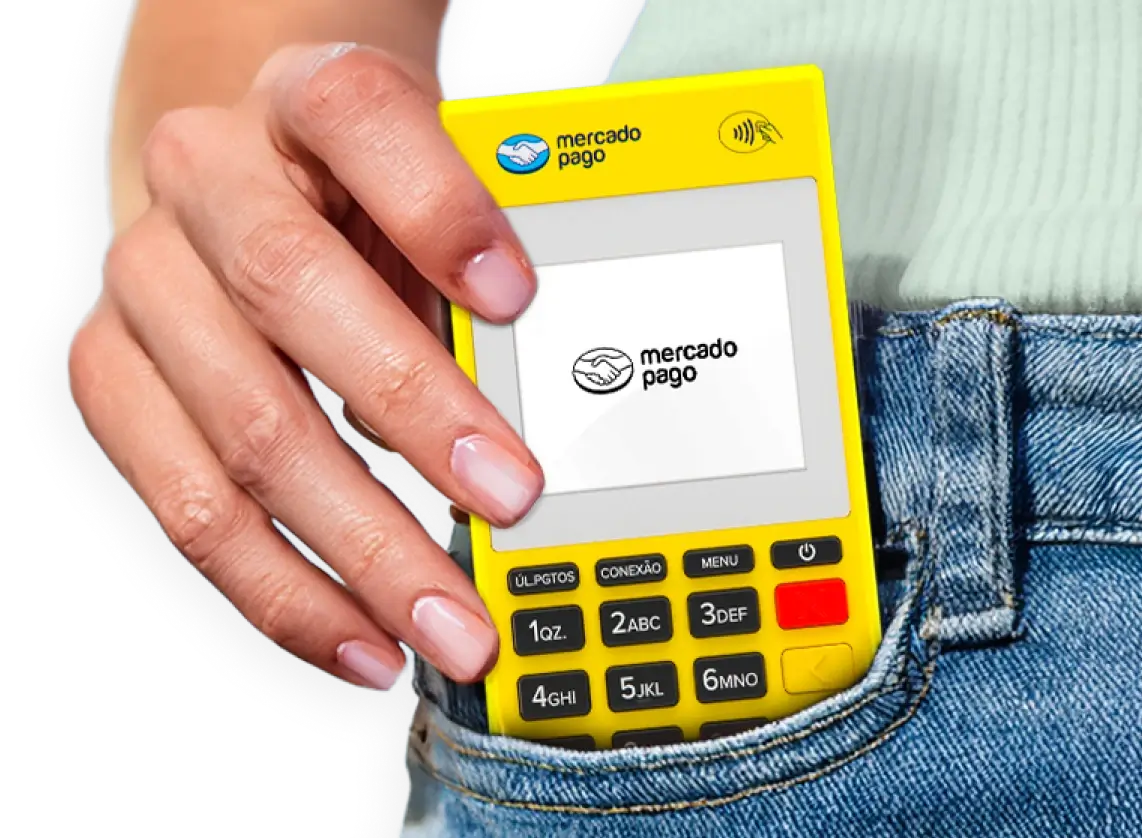 Mão segura a maquininha Point Air 2, que está dentro do bolso da calça