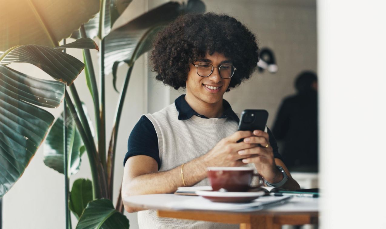 Homem usando assistente de IA no app do banco