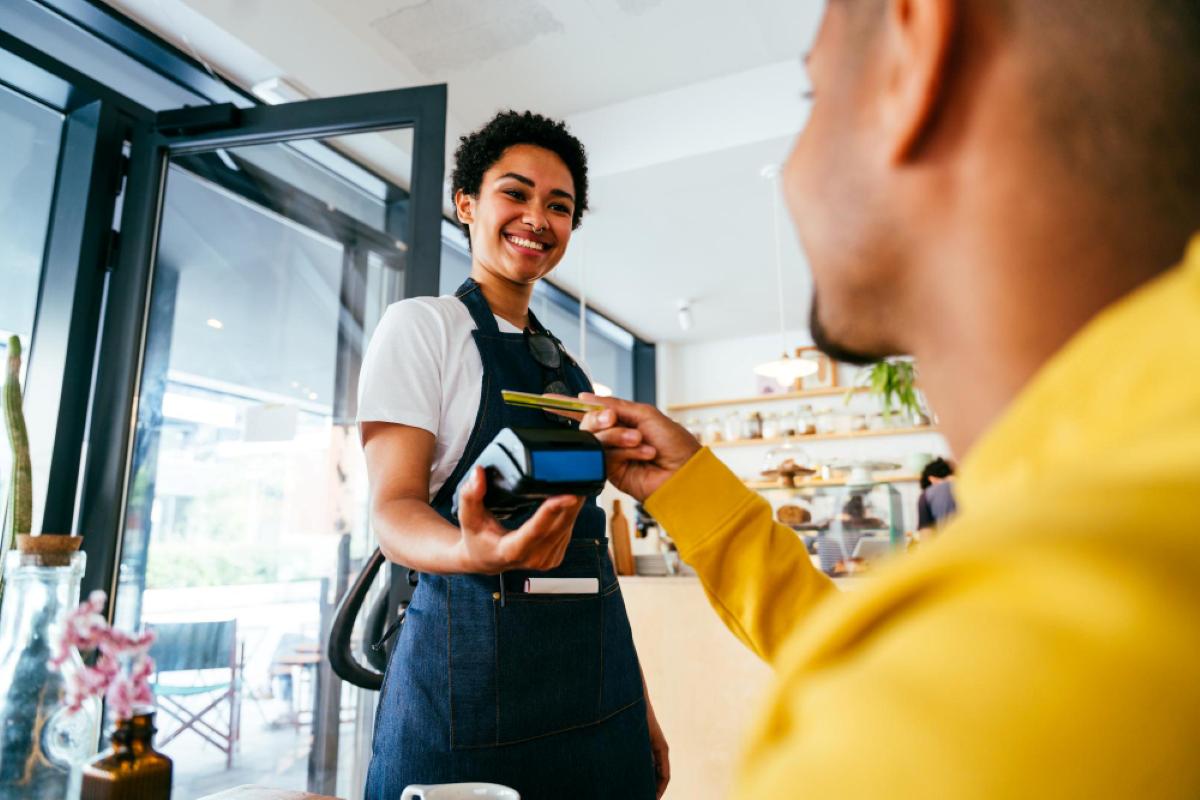 Cliente fazendo pagamento por aproximação em restaurante