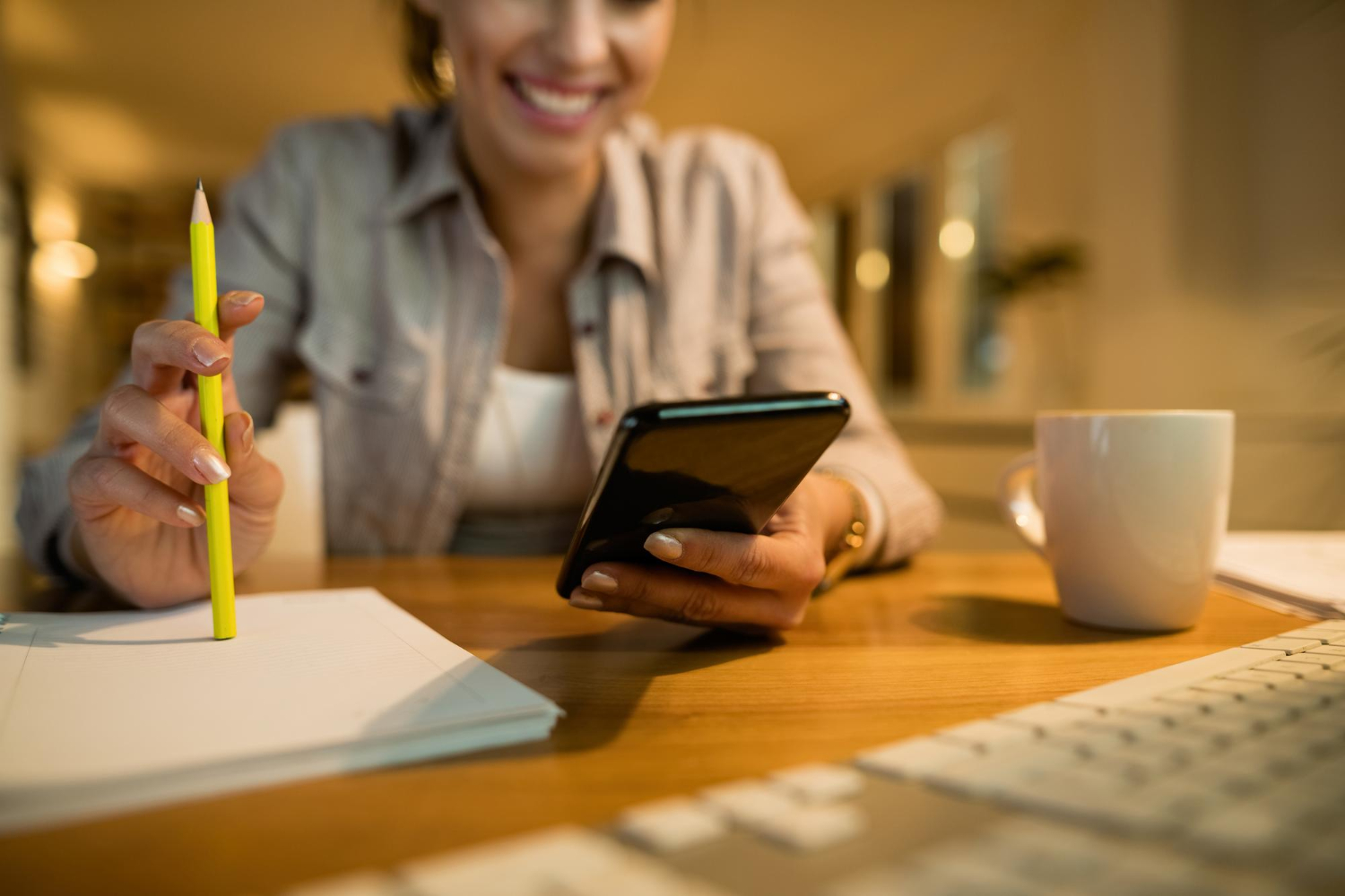 Empresária faz cálculos em mesa