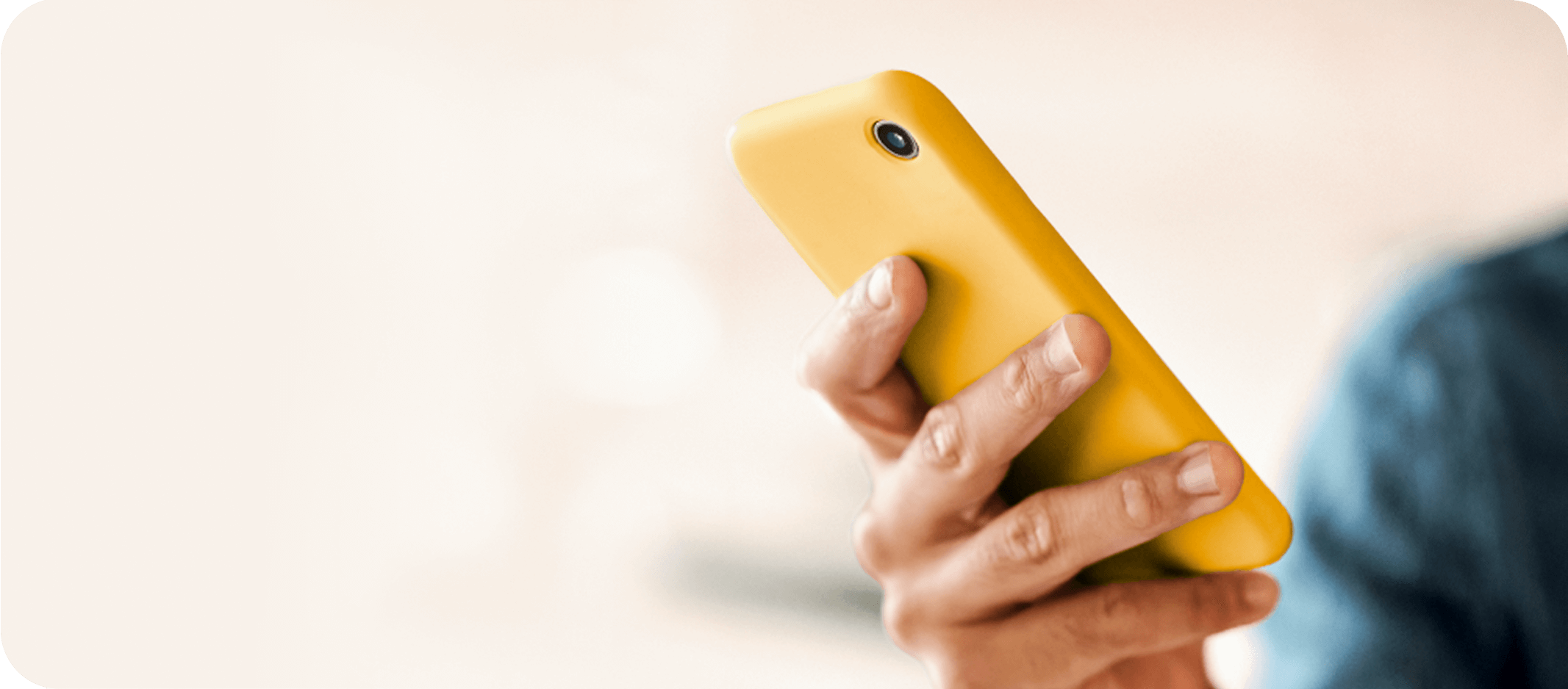 A mão de uma pessoa segurando smartphone
