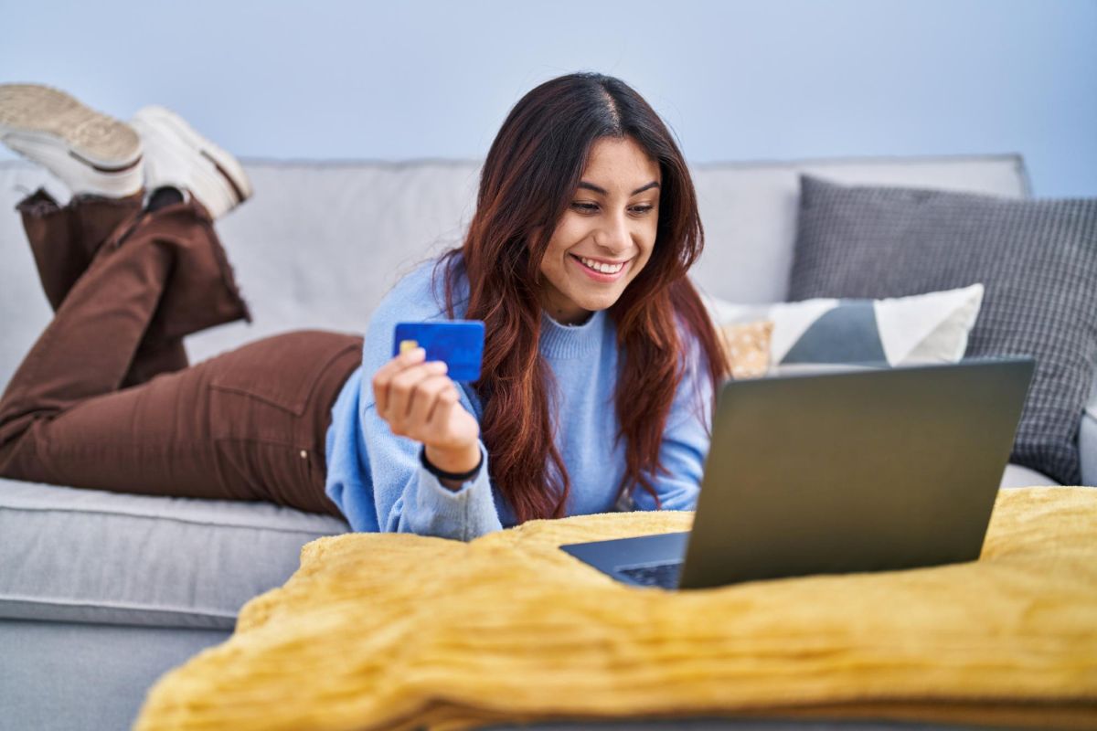 Mulher fazendo compras online em checkout de loja virtual