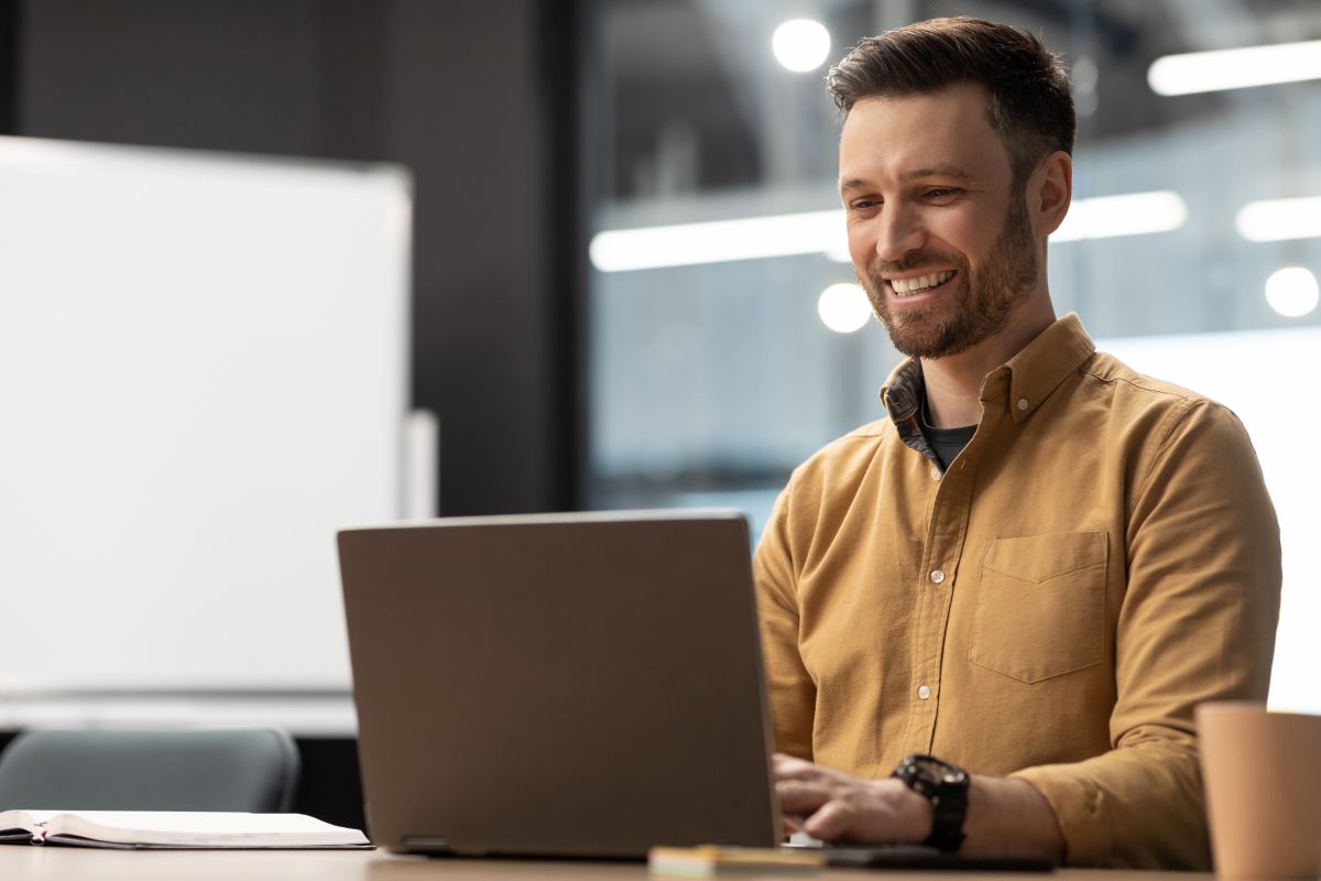 Empreendedor configurando sua loja virtual para melhorá-la