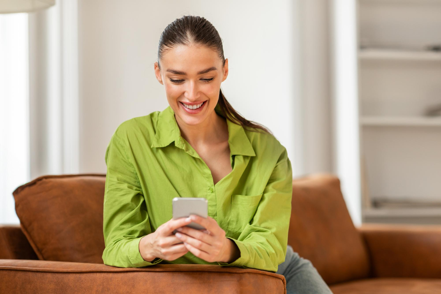 Cliente interagindo com atendimento automatizado pelo celular