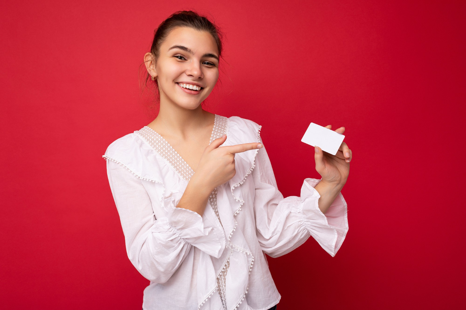 Cliente segura cartão fidelidade digital de loja