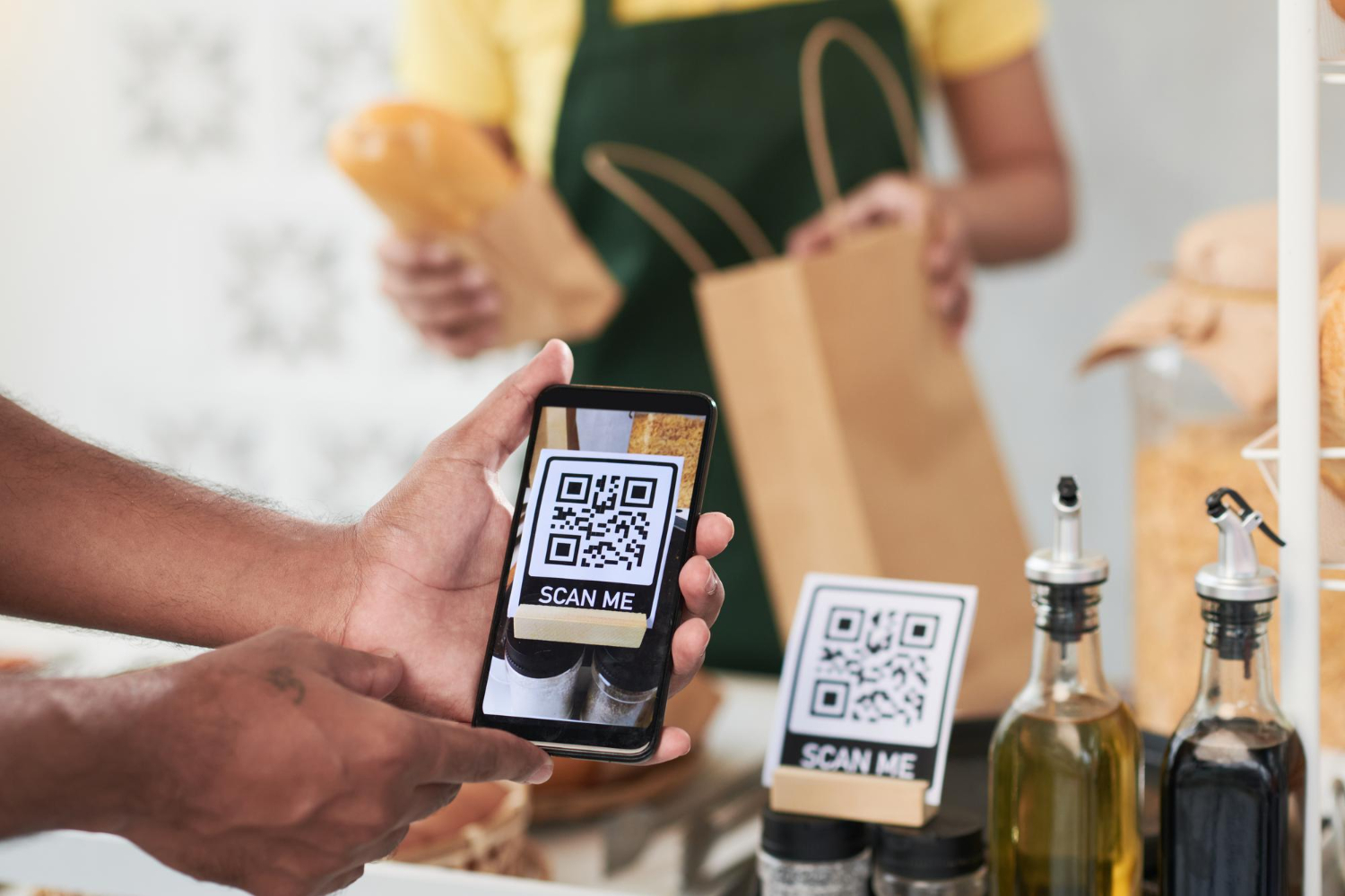 Cliente em cafeteria escaneia QR Code para comprar pão em promoção relâmpago
