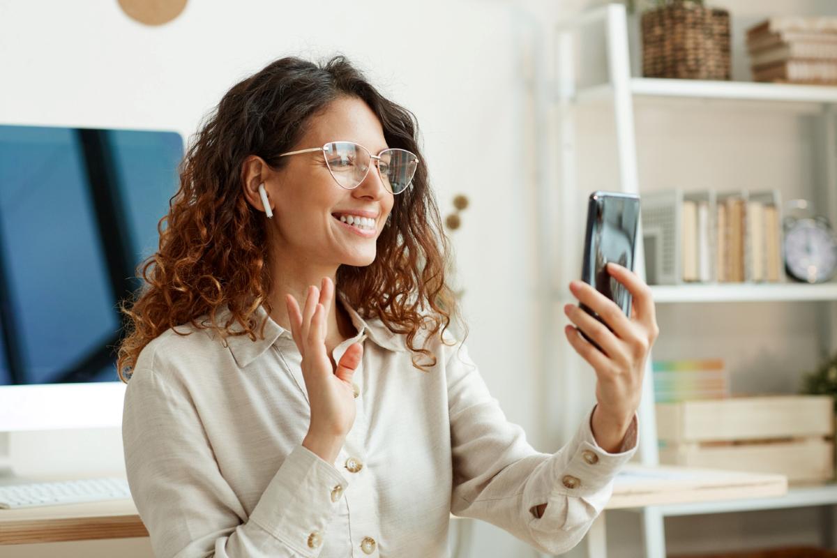 Mulher fazendo reconhecimento facial no celular para autenticação biométrica