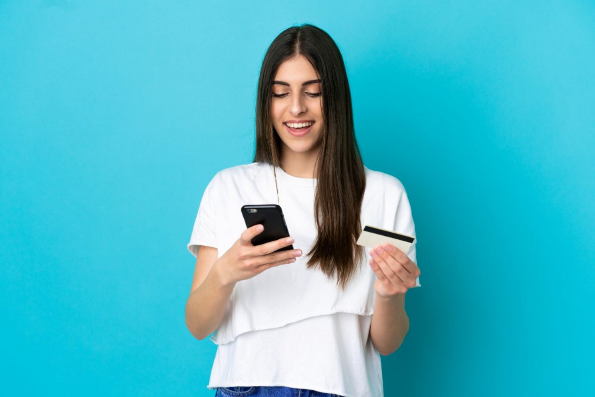 Mulher usando celular para fazer compra online