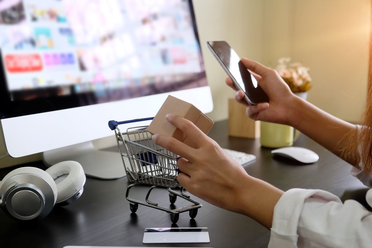 persona trabaja en su tienda online