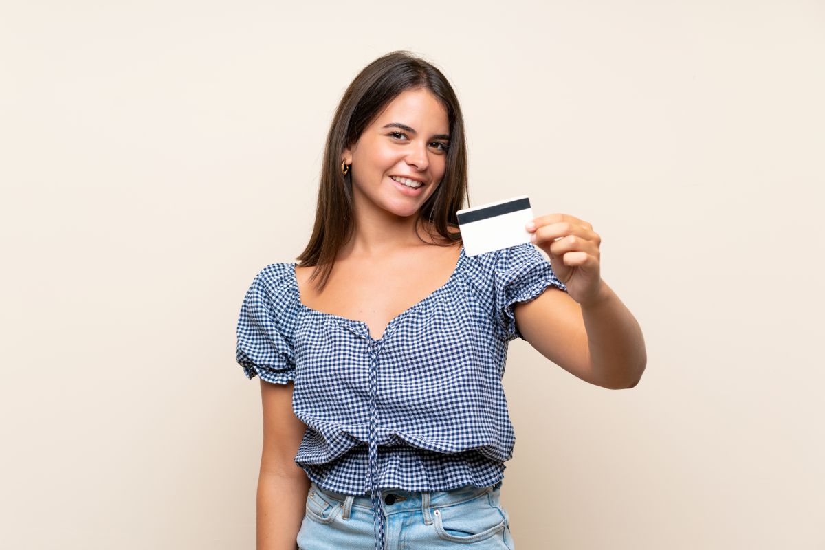 Mujer sosteniendo tarjeta de crédito