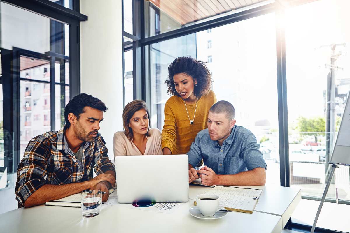 Equipe de marketing de empresa desenhando campanha usando IA generativa
