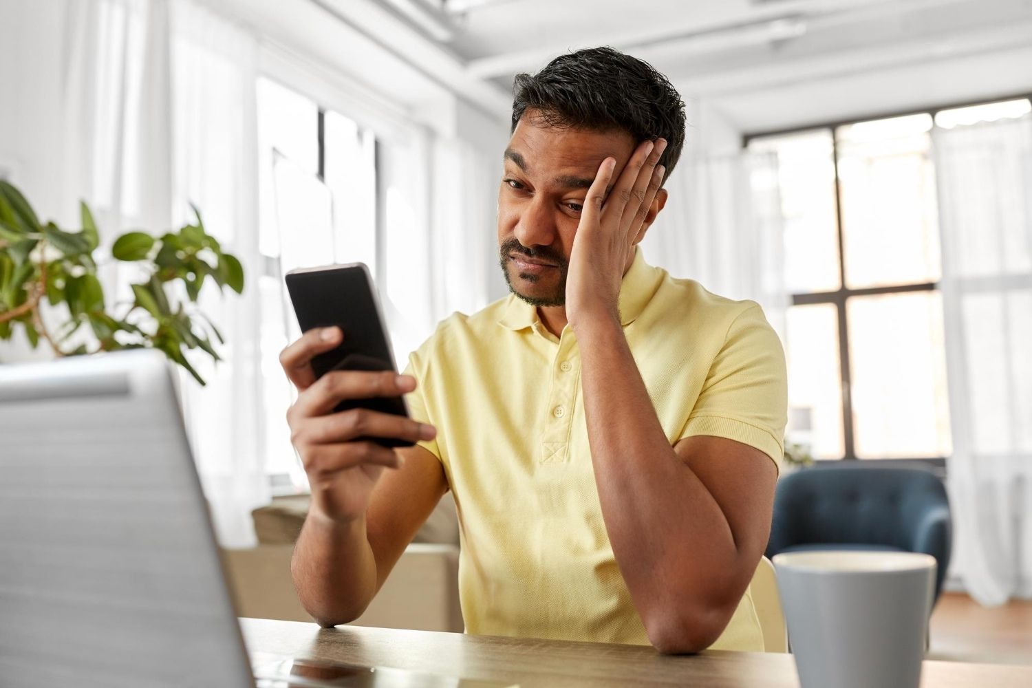 Homem preocupado porque sua conta digital foi comprometida