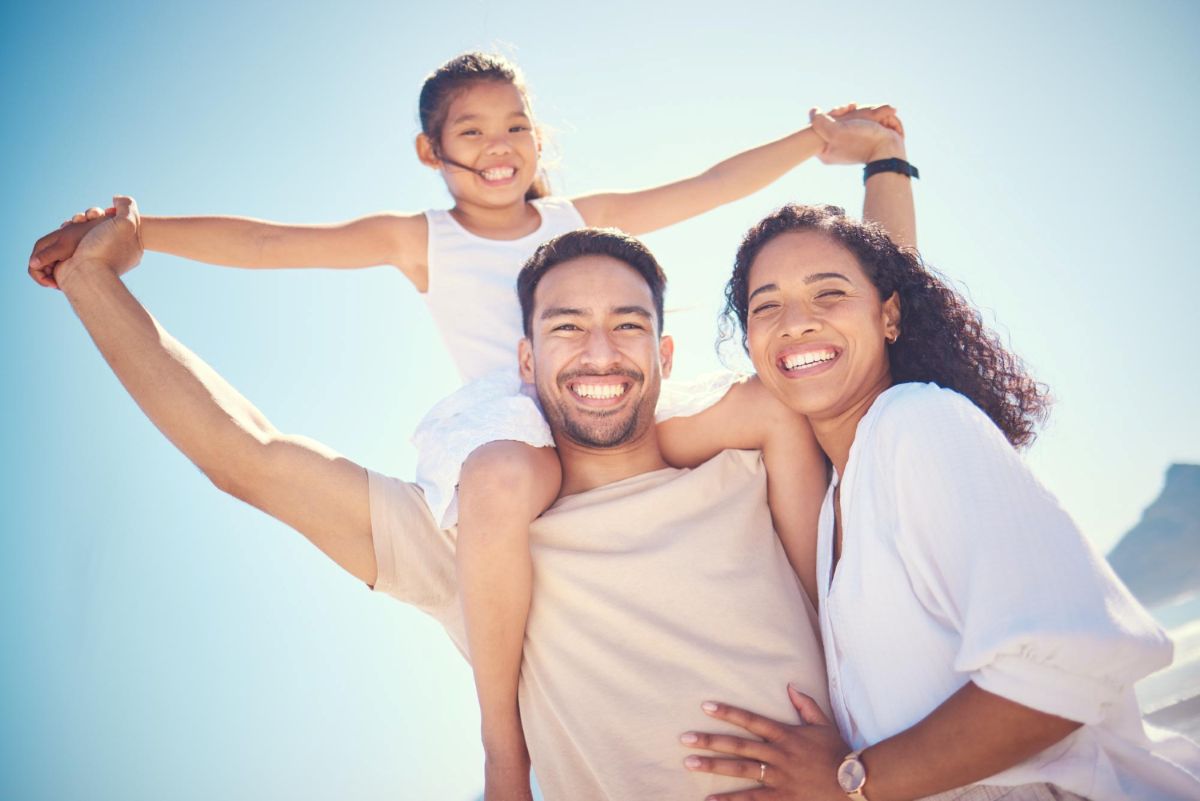 Família reunida simbolizando a criação de uma holding familiar