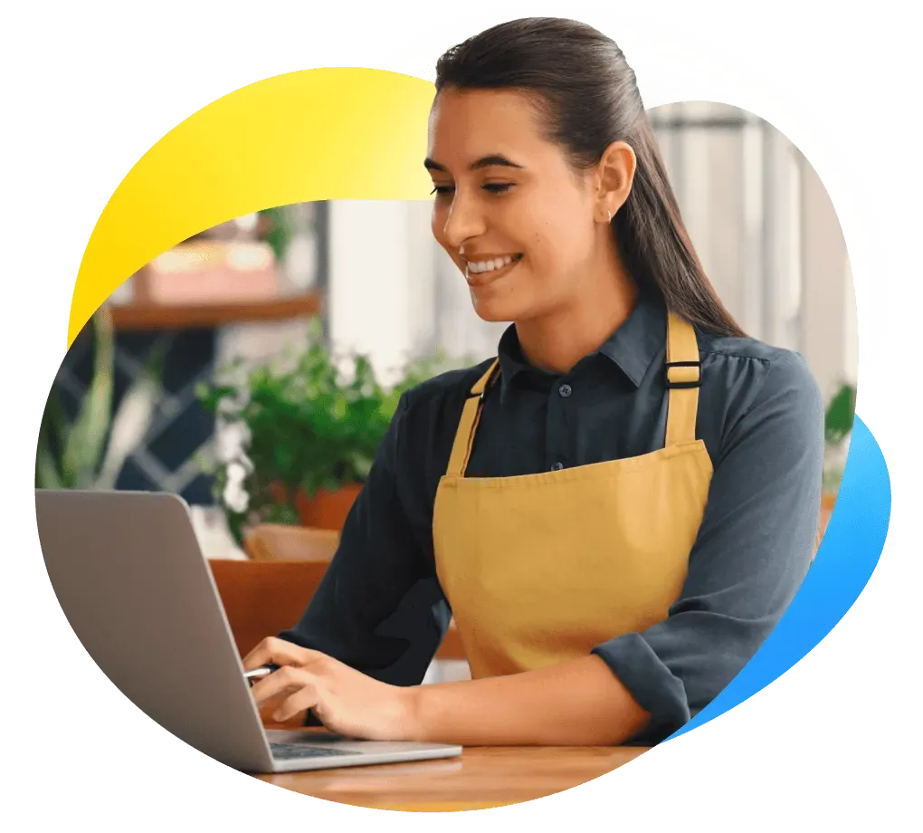 Una persona realizando una venta con Mercado Pago desde su notebook.