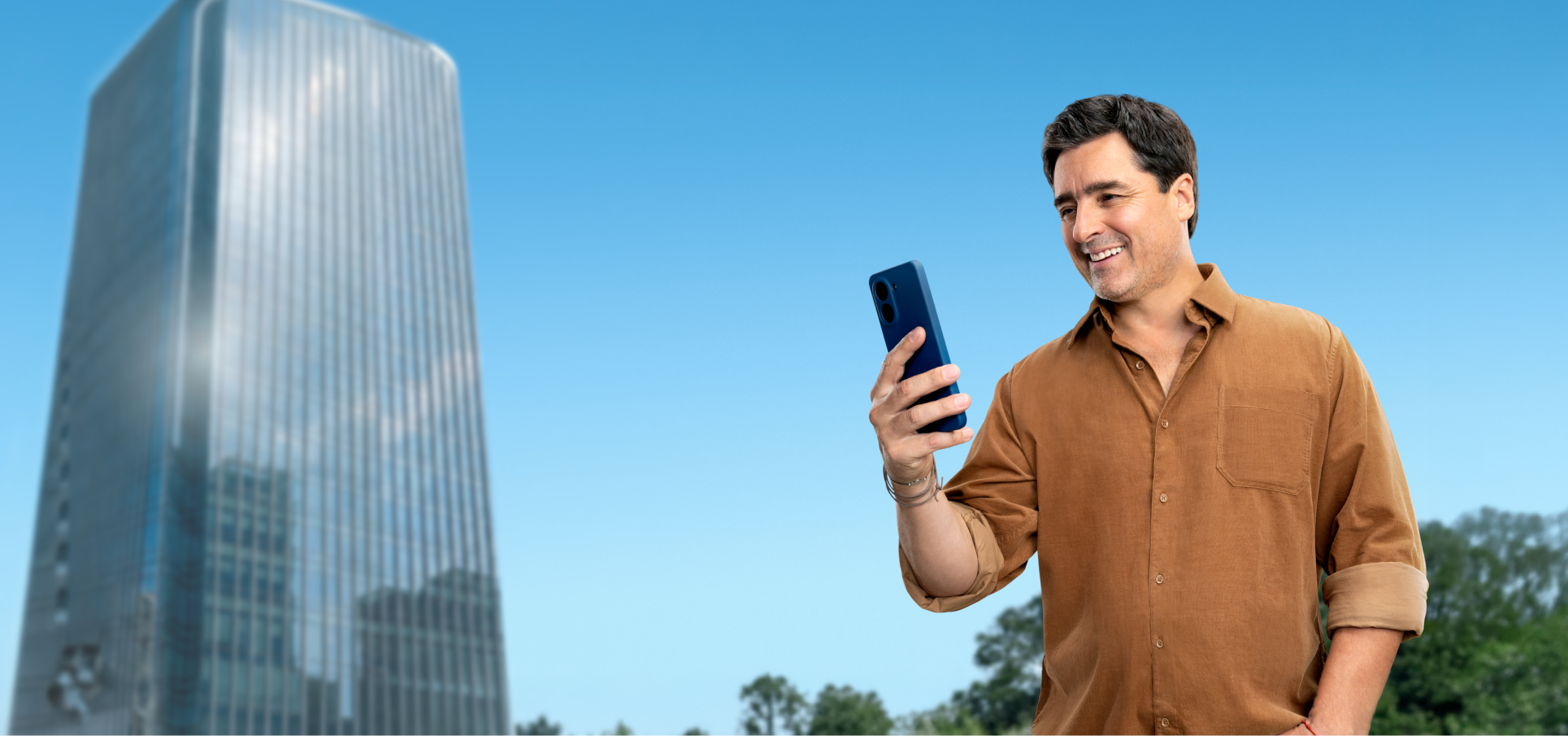 Jorge Zabaleta utilizando Mercado Pago en su celular.
