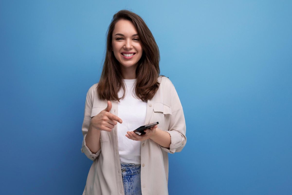 Mulher confere data de vencimento do cartão pelo celular