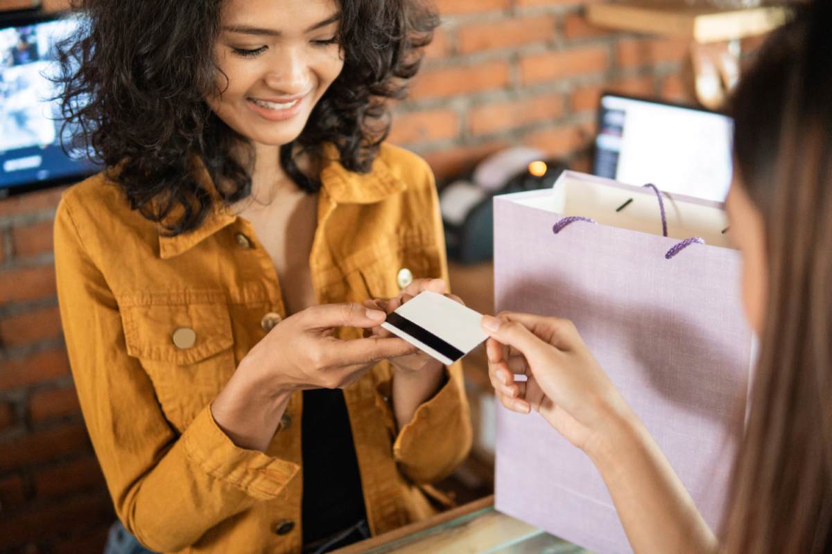 Lojista recebendo pagamento de um cliente