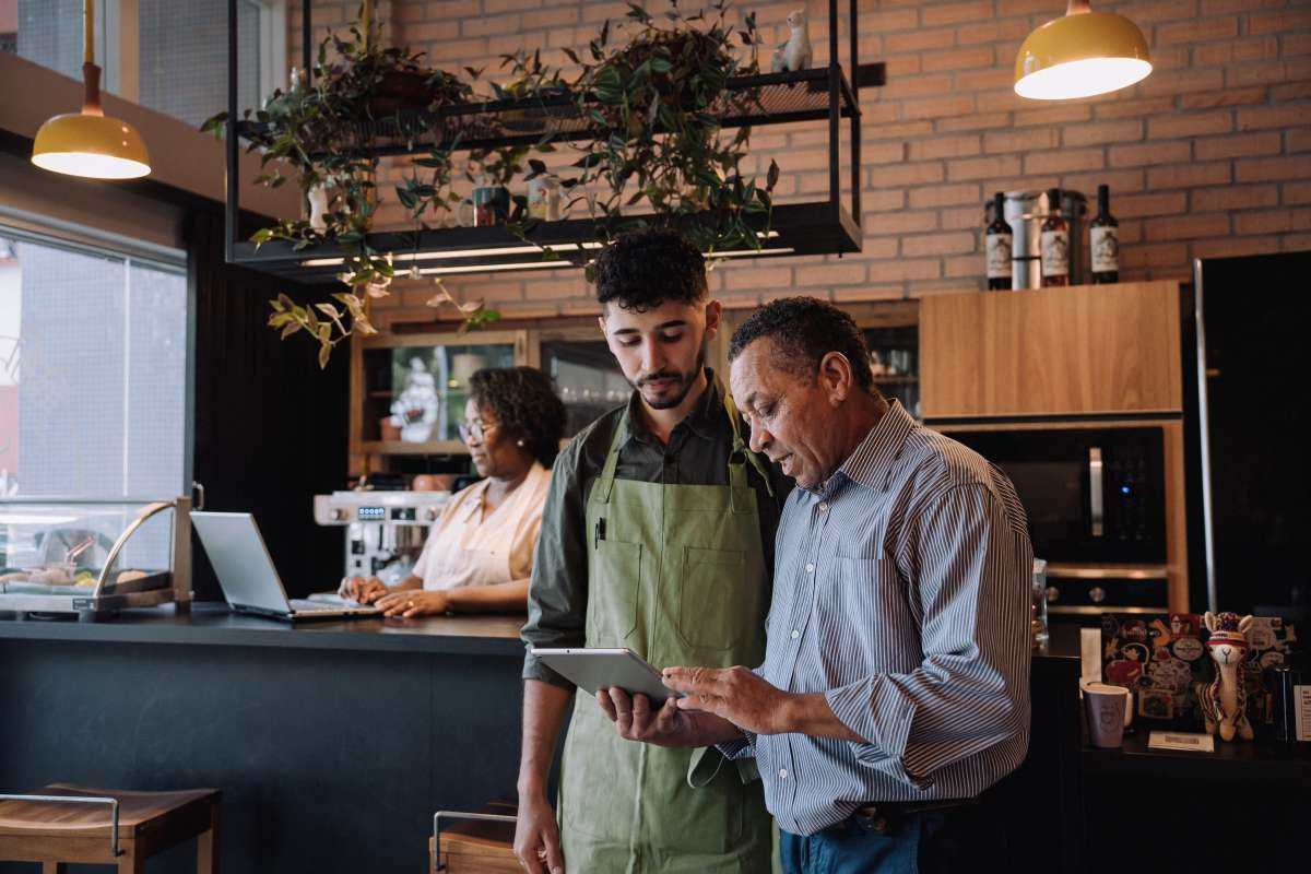 dos-personas-conversan-en-local-mirando-tablet