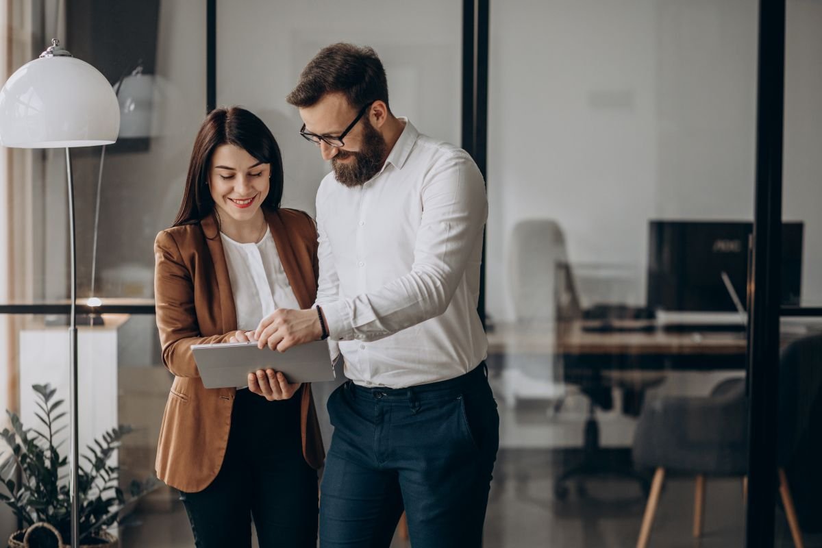 dos-personas-trabajan-en-empresa
