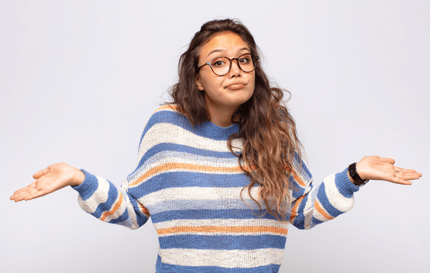 Mulher em dúvida sobre investir em ações ou fundos imobiliários