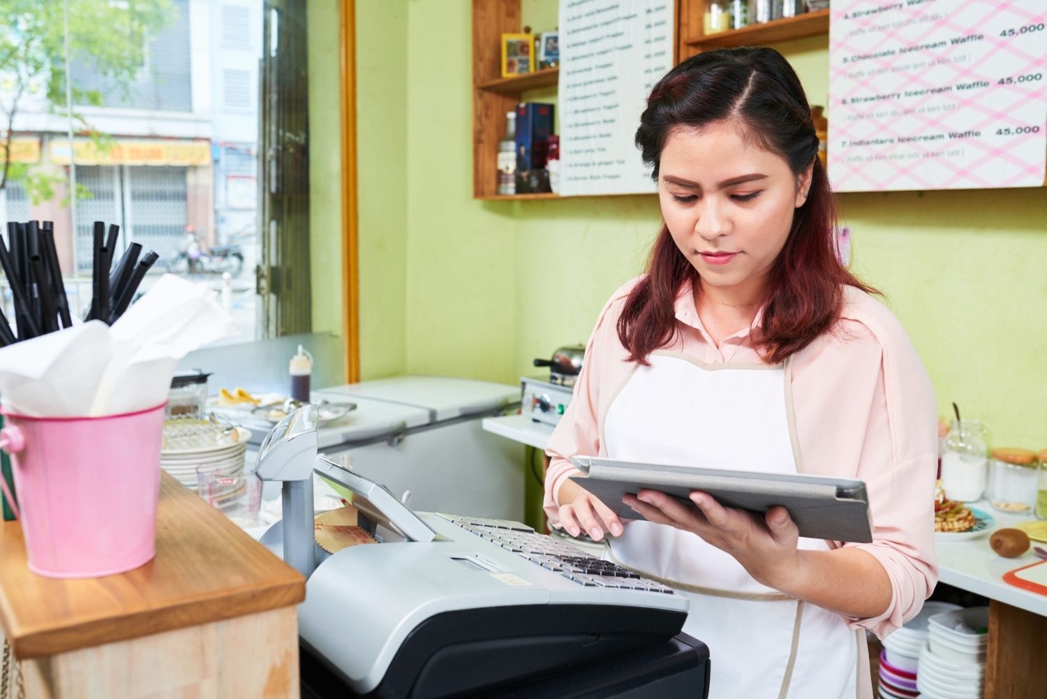 Empreendedora calculando a margem de contribuição de sua empresa