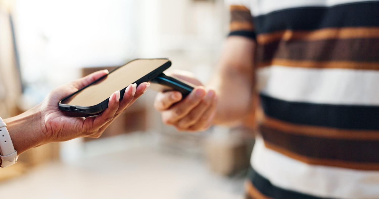 Empreendedora cobrando de cliente com celular usando o Point Tap