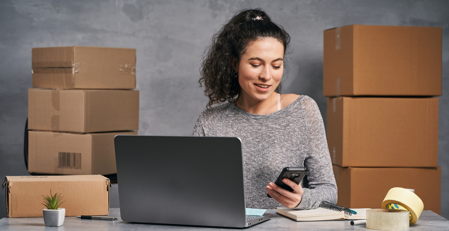 Empreendedora planejando estratégia de marketing com cashback