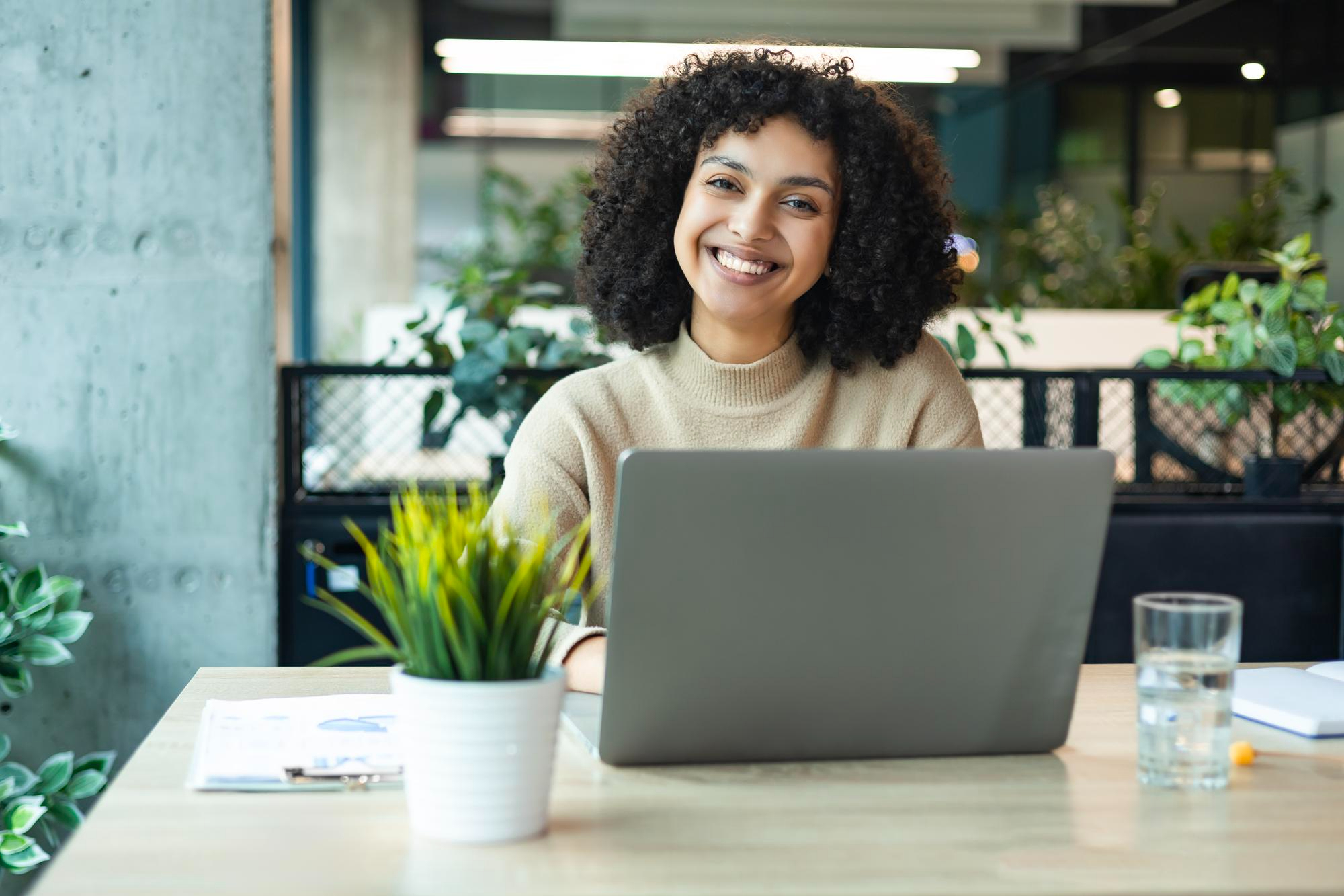 Empreendedora com automação de cobranças implementada no seu negócio
