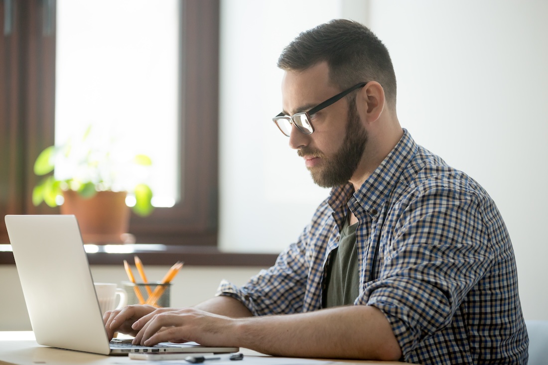 emprendedor-trabajando-con-una-computadora