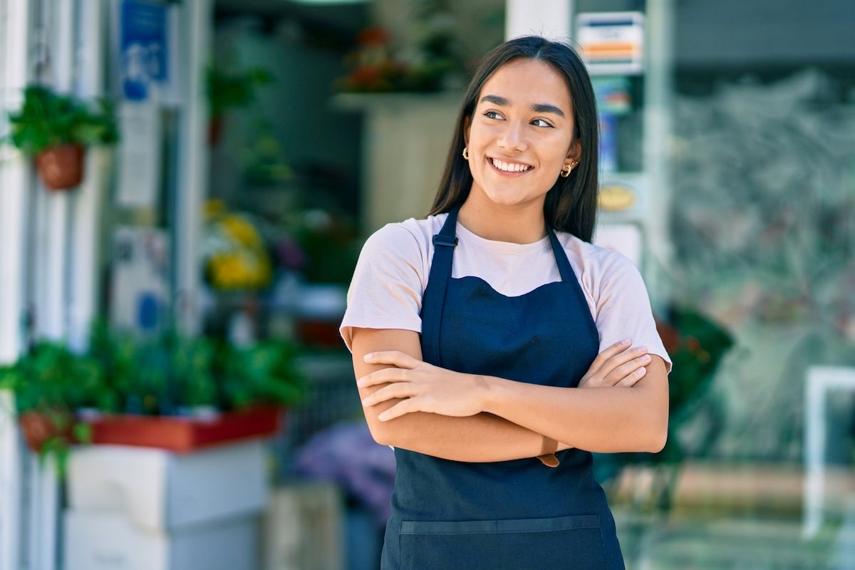 emprendedora-jardineria-sonriente