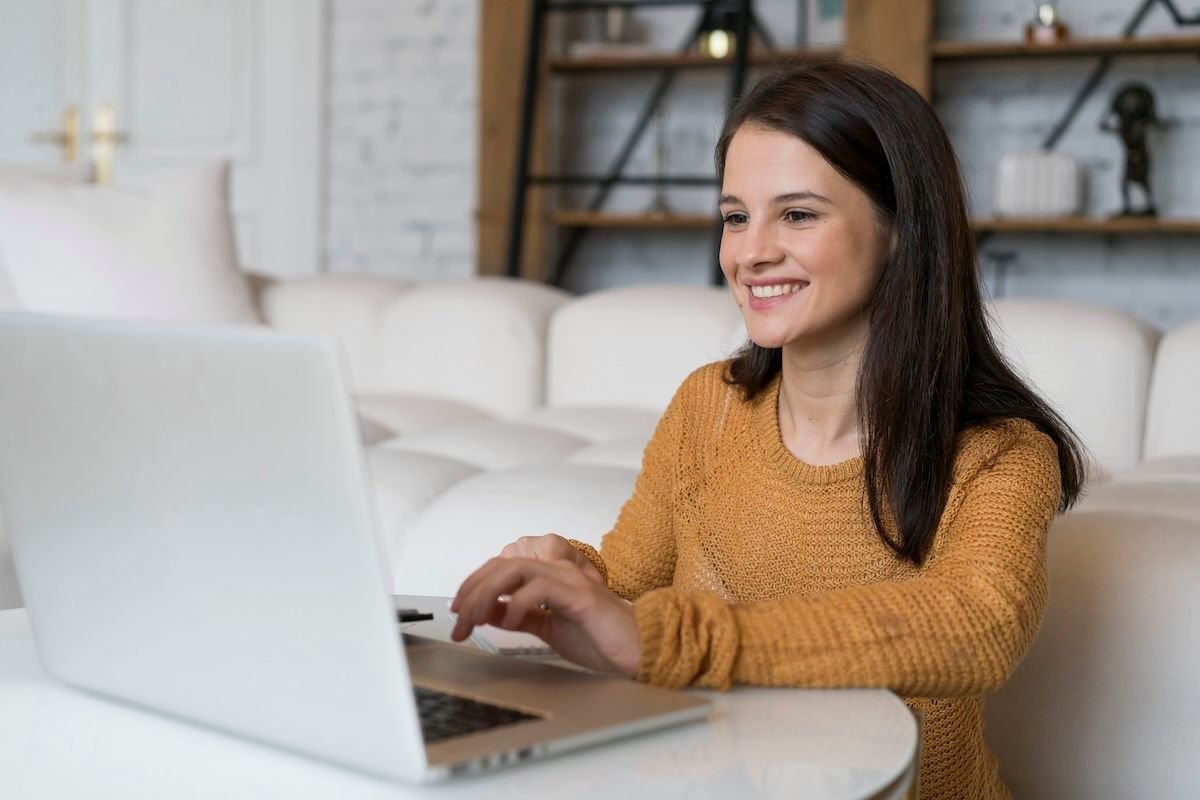 emprendedora-leyendo-en-computadora