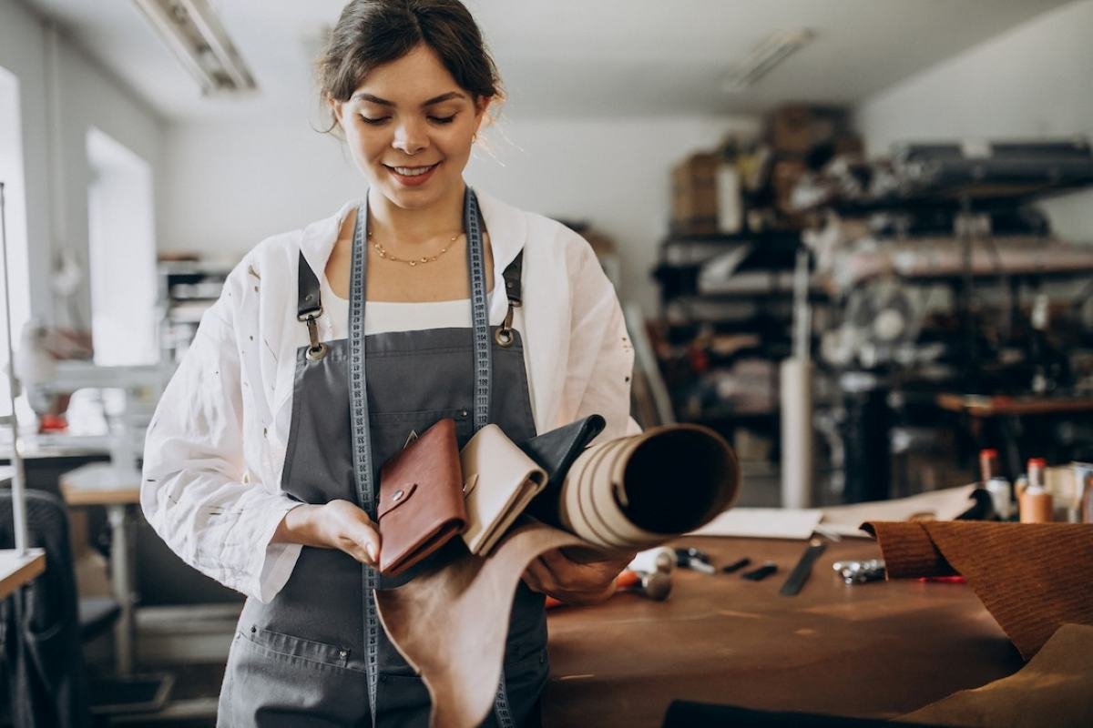 emprendedora-mirando-su-trabajo