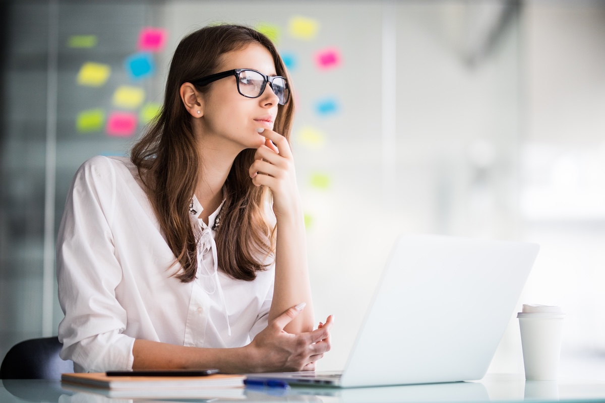 emprendedora-pensando-estrategias-de-venta