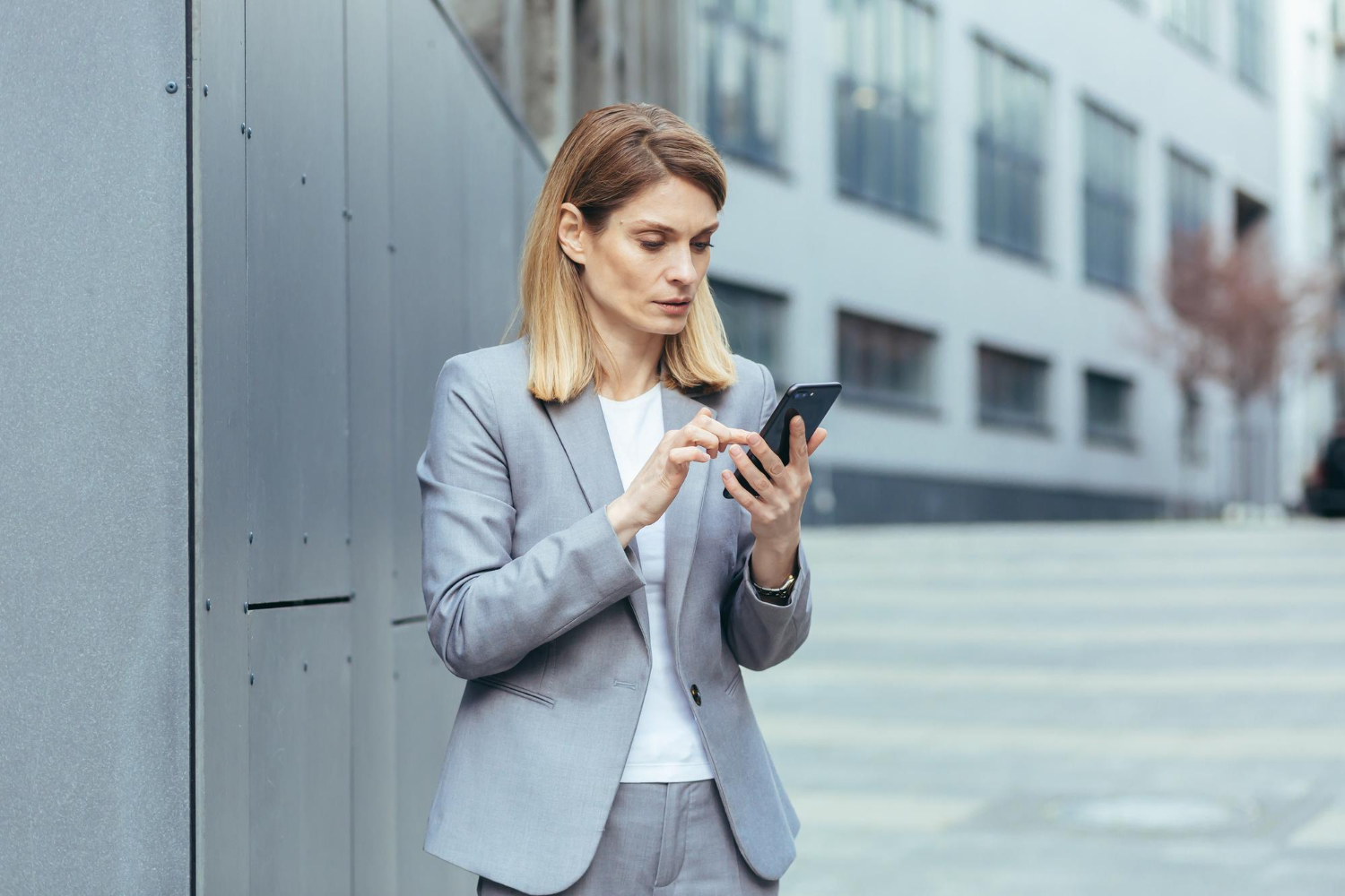 Empresária verificando segurança de transações Pix no celular