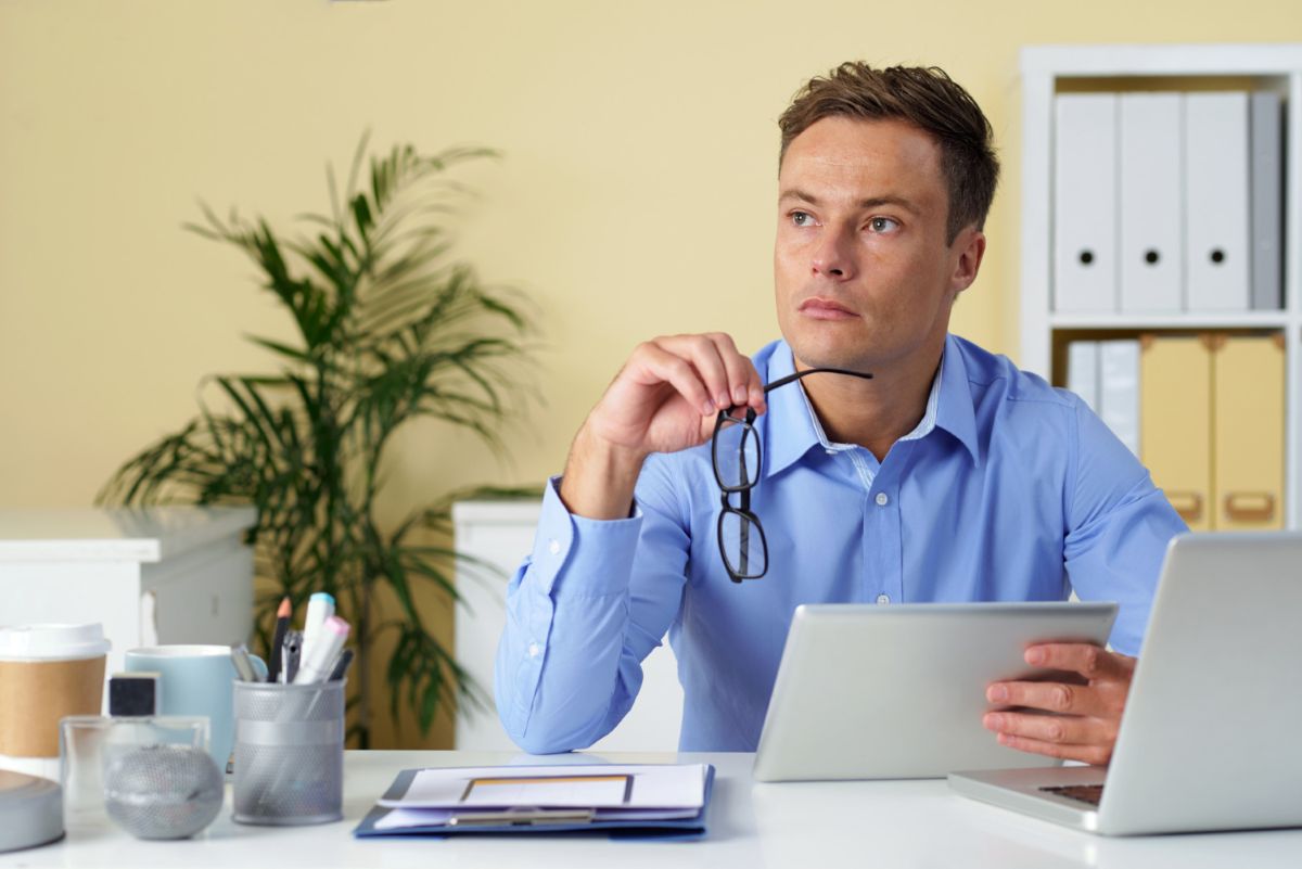 Empresário contemplativo em escritório.