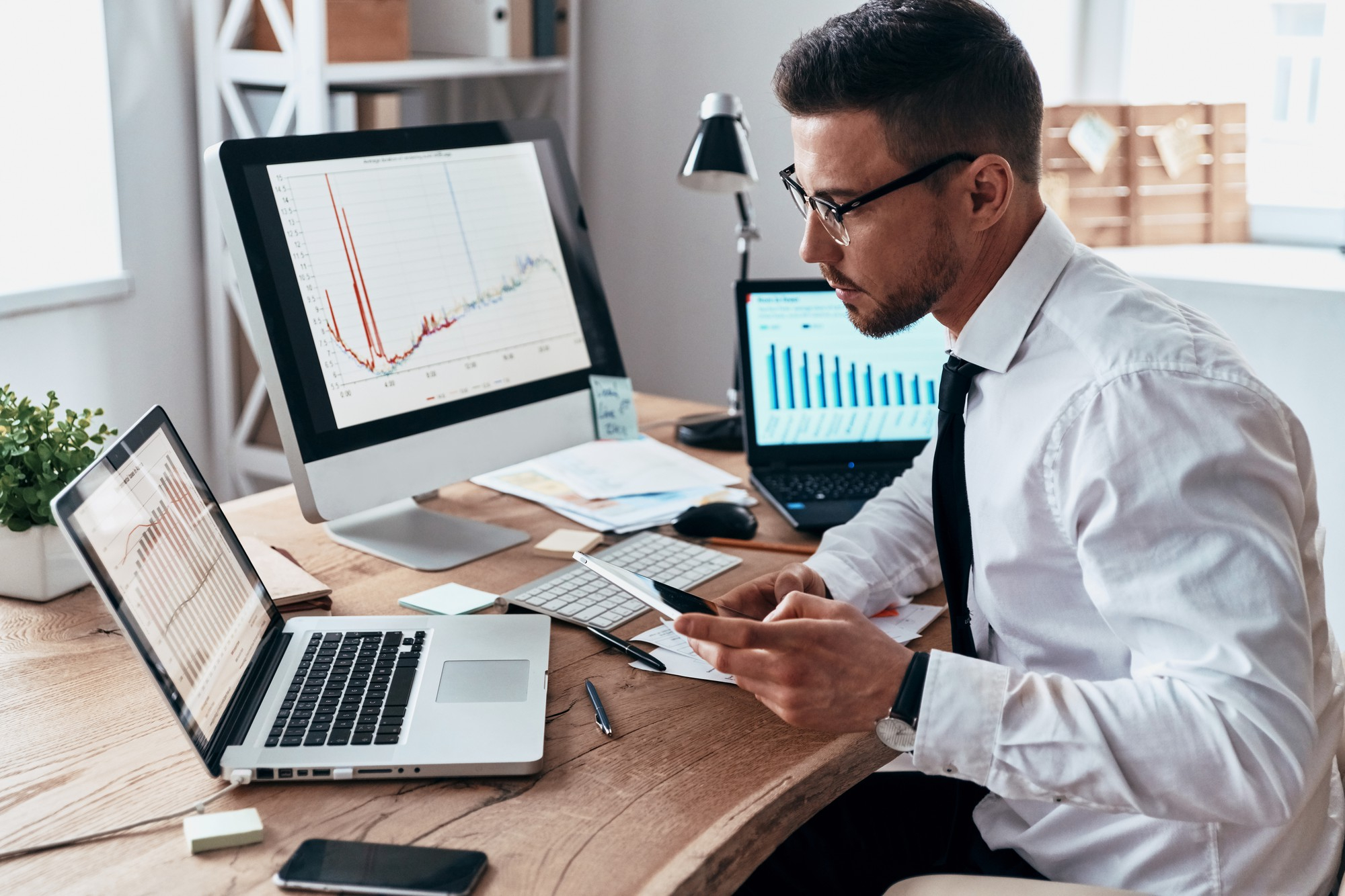 Empresário analisa dados de ferramenta de machine learning sobre sua empresa