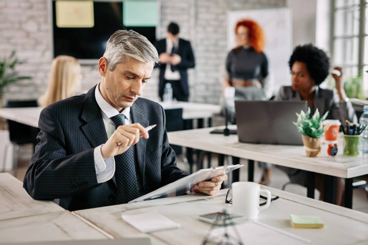 Empresário consulta condições do Simples Nacional