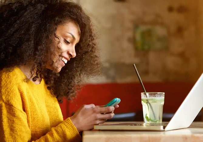 Mulher fazendo empréstimo para quitar dívidas pelo app do Mercado Pago