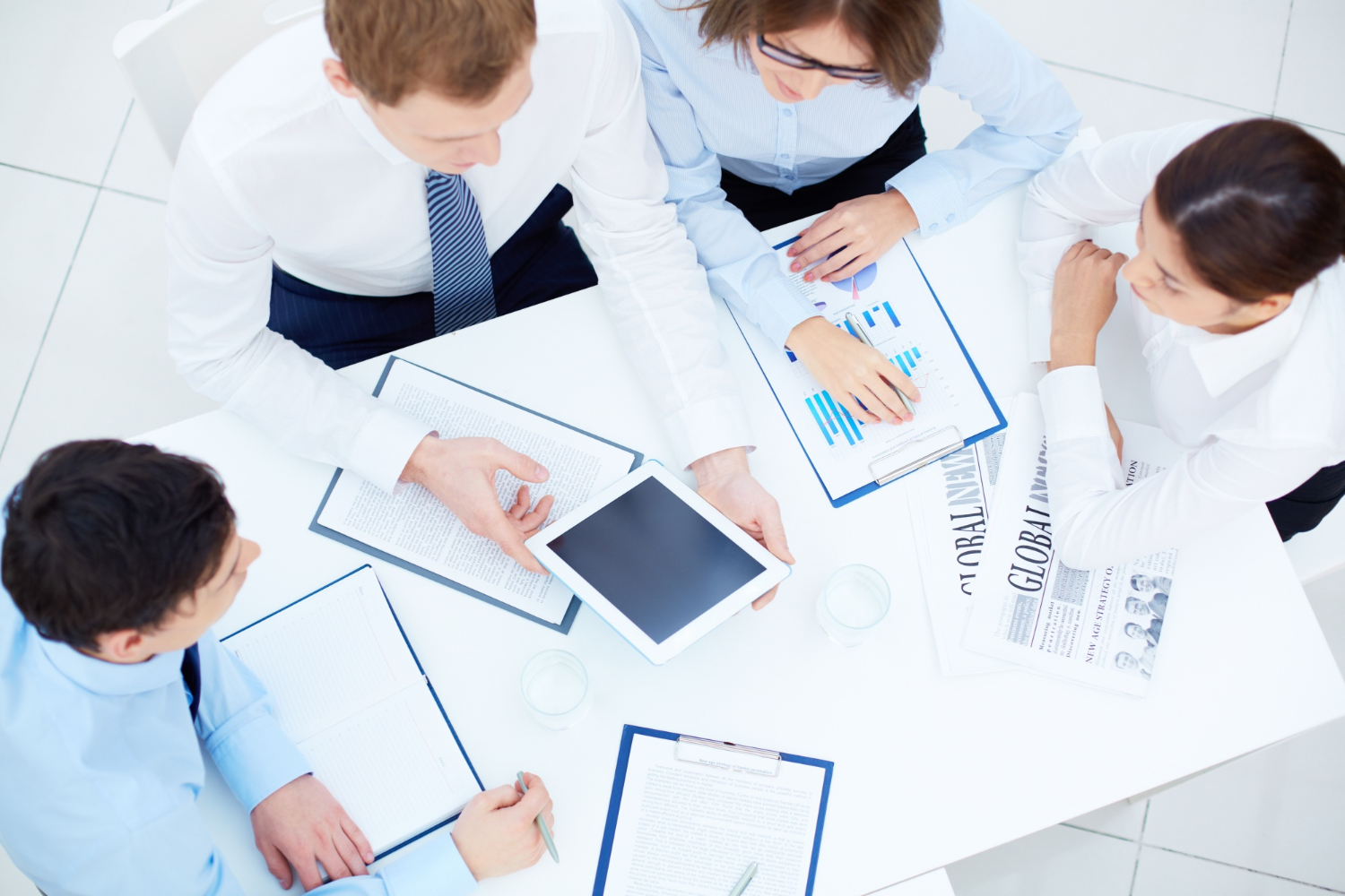 Equipe conversa em reunião de trabalho